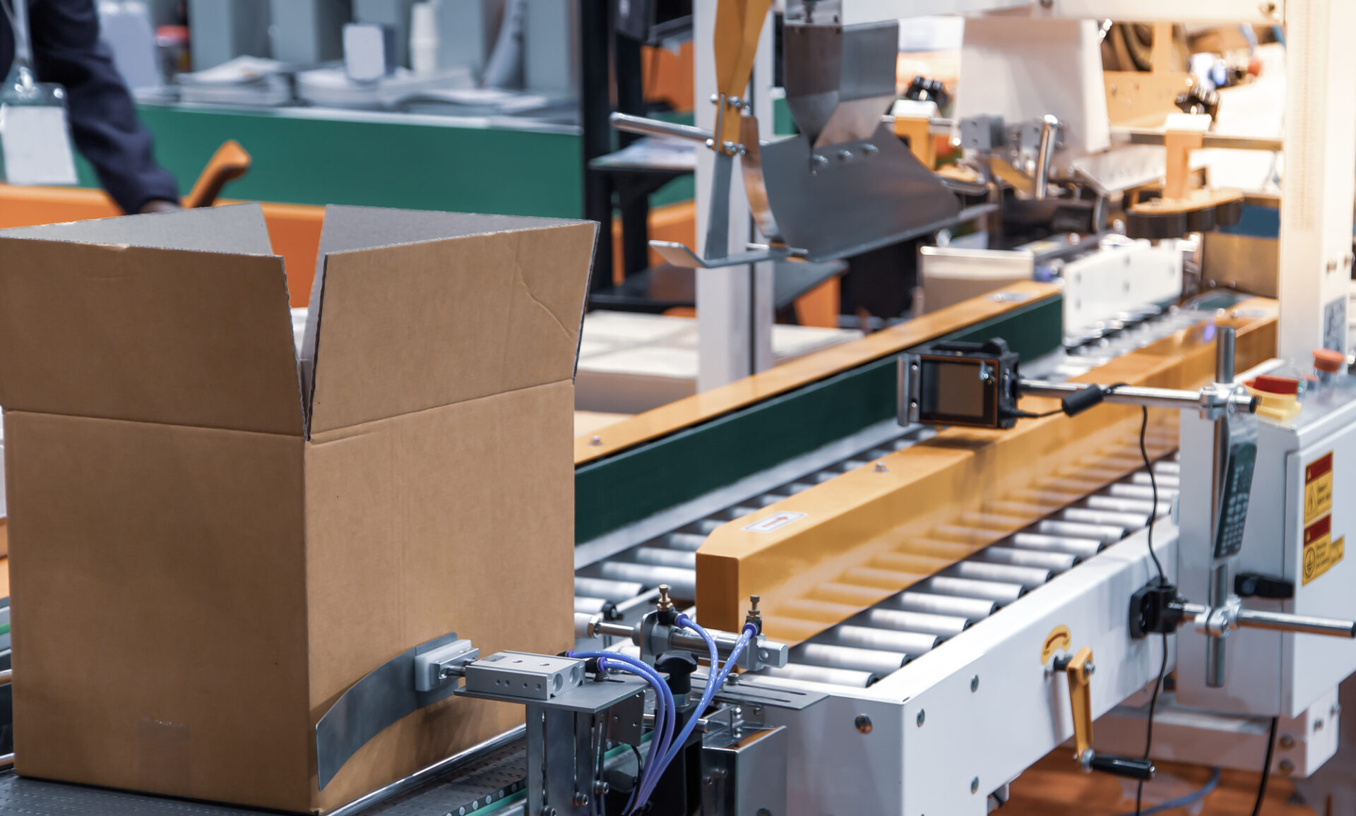 Robots on conveyor belt scanning RFID 